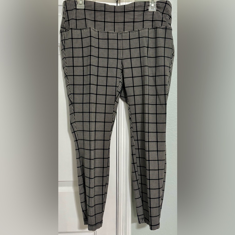Style & Co. Ladies Plus Plaid Pants in Black and White